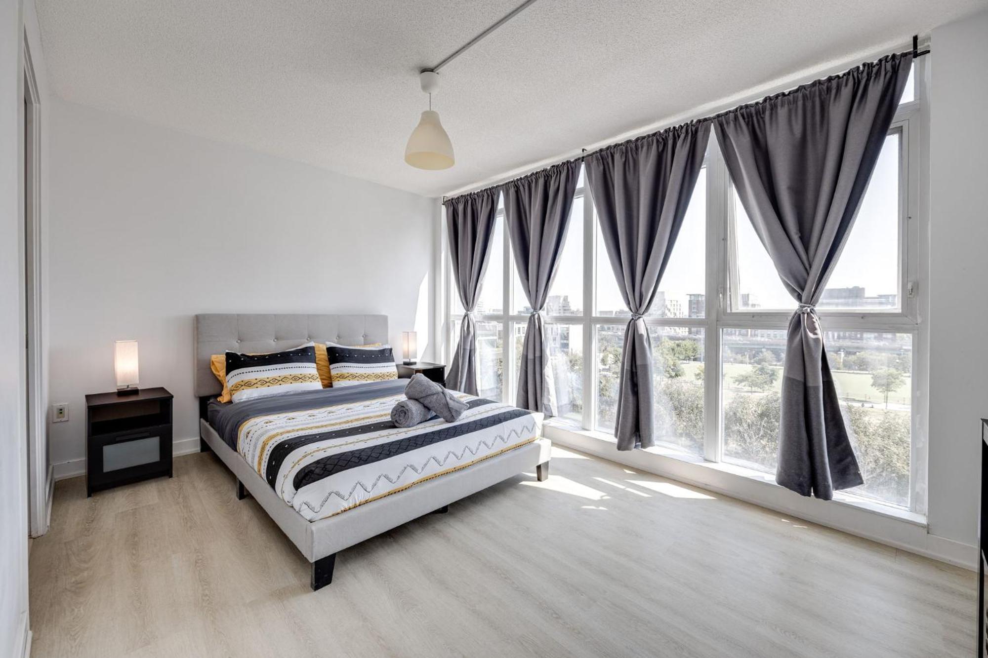 3Bdrm Lake View Condo In Toronto Exterior photo