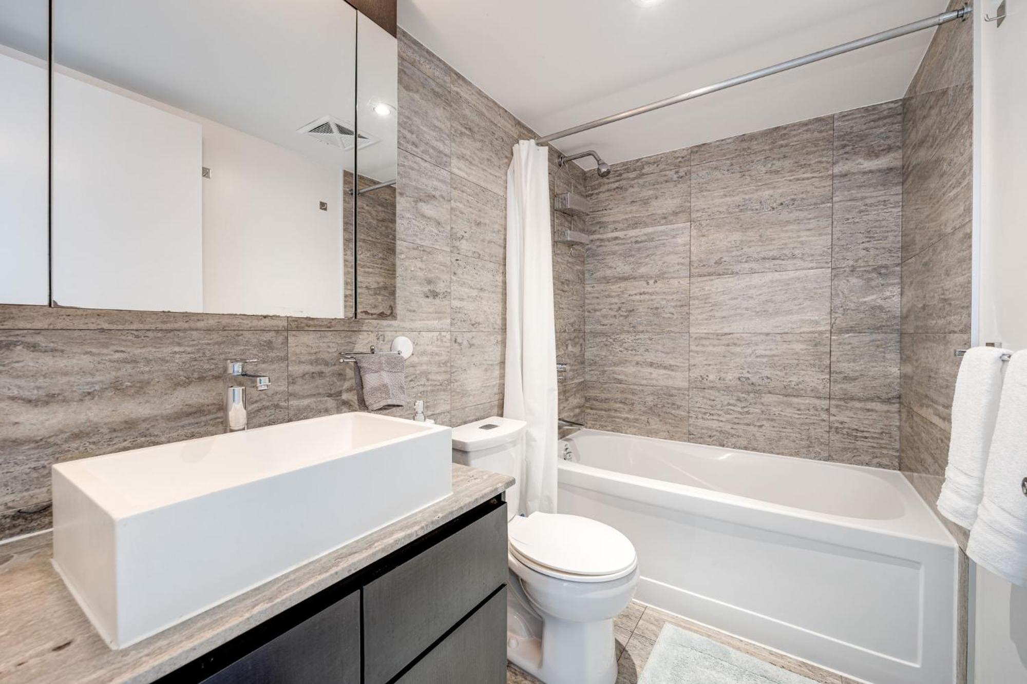 3Bdrm Lake View Condo In Toronto Exterior photo