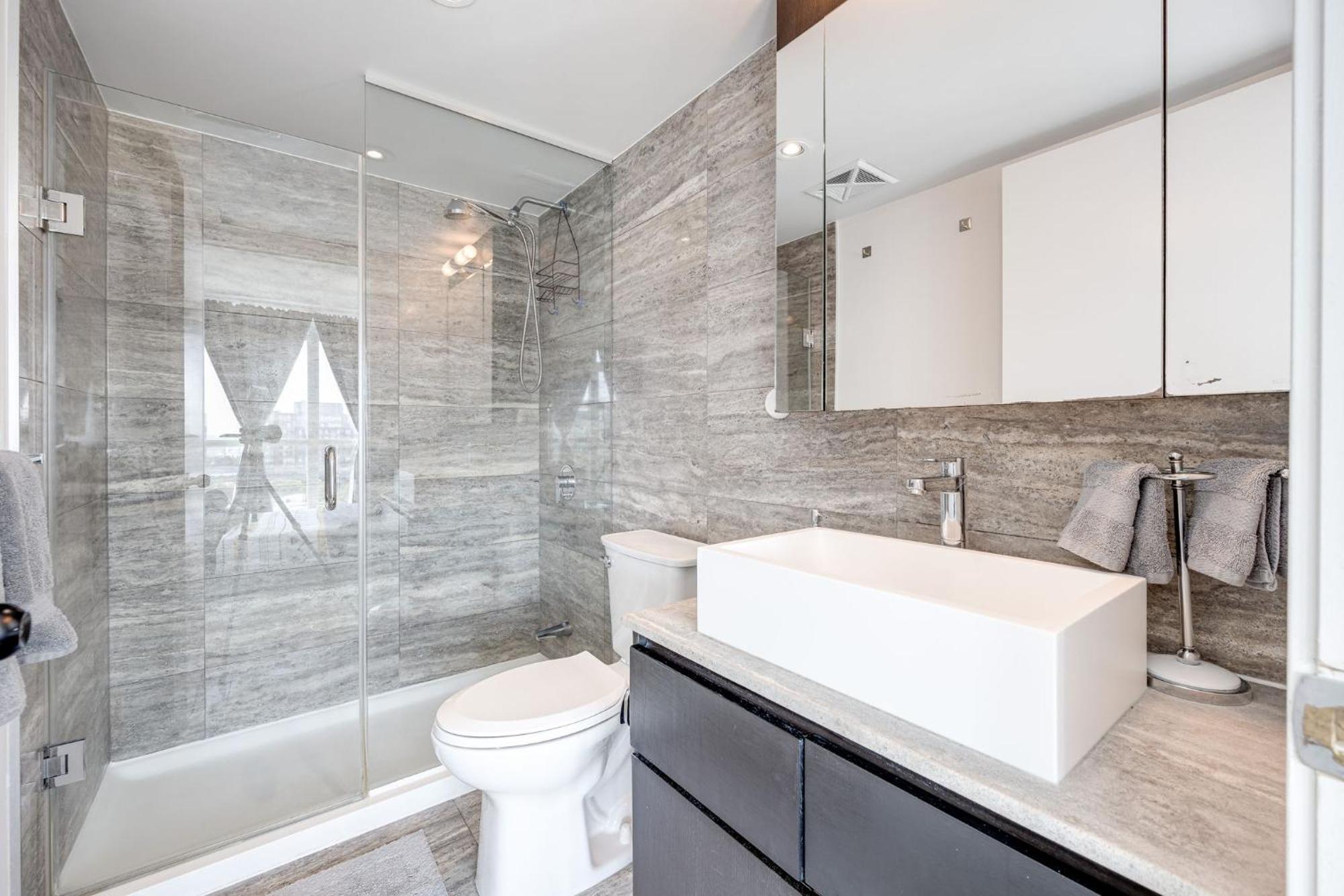 3Bdrm Lake View Condo In Toronto Exterior photo