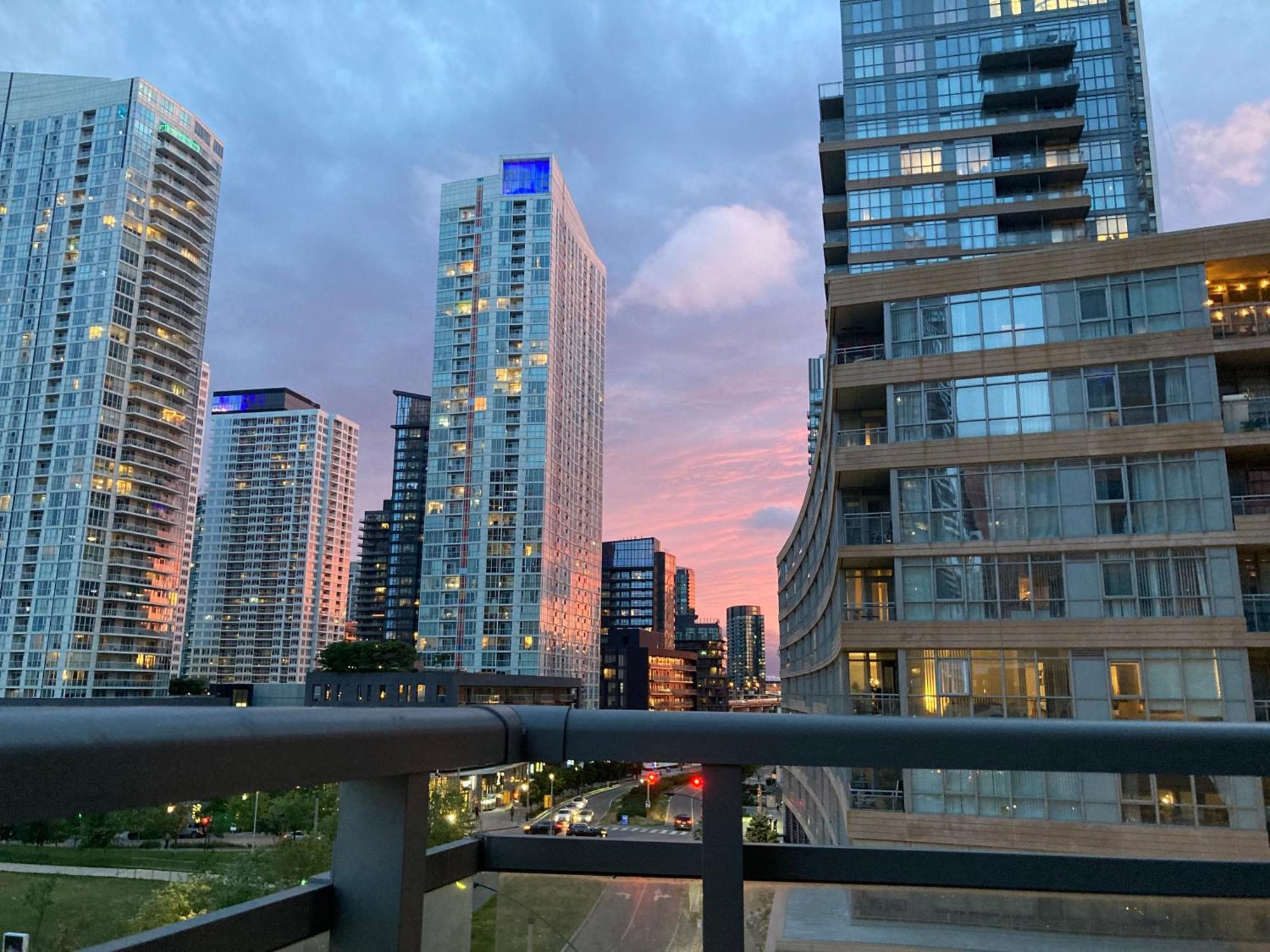 3Bdrm Lake View Condo In Toronto Exterior photo